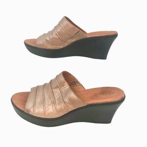 CLARKS ARTISAN METALLIC MUTED GOLD LEATHER WEDGE SANDALS - 11